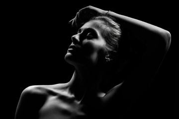 Obraz premium beautiful woman in dark