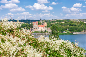 Schloss Seeburg am Süßen See mit umliegender Landschaft