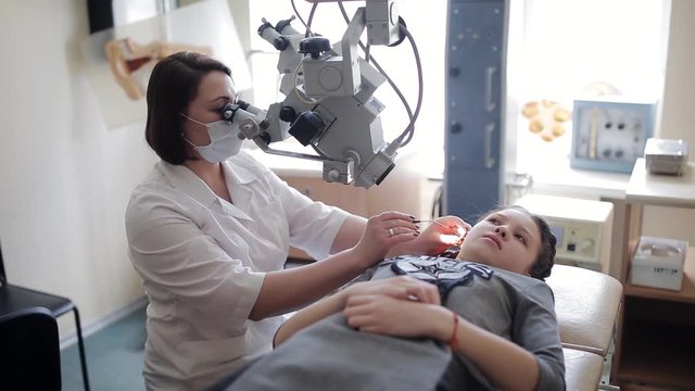 Nasal lavage method of transferring fluid. Washing the baby's nose in the clinic. The treatment of sinusitis.