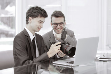 Fototapeta premium qualified photographers choose photos to upload files to their laptops