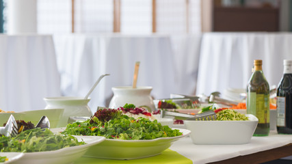Großes Catering Buffet mit frischen vegetarischen Salaten und Gerichten für eine Party aufgestellt 