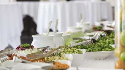 Großes Catering Buffet mit frischen vegetarischen Salaten und Gerichten für eine Party aufgestellt 