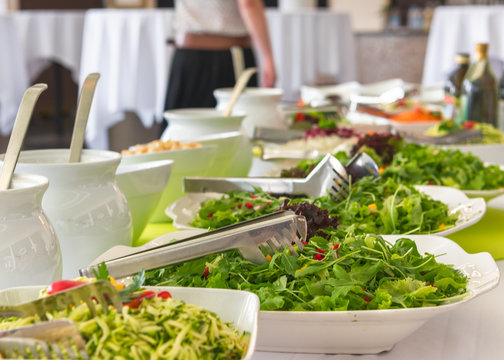 Gro&szlig;es Catering Buffet mit frischen vegetarischen Salaten und Gerichten f&uuml;r eine Party aufgestellt 