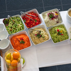 Schönes Catering Salat Buffet von oben fotografiert mit verschiedenen vegetarischen Salaten und Soßen auf einer Party 