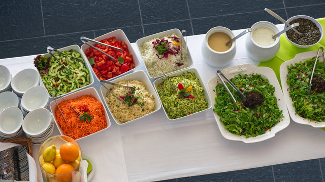 Sch&ouml;nes Catering Salat Buffet von oben fotografiert mit verschiedenen vegetarischen Salaten und So&szlig;en auf einer Party 
