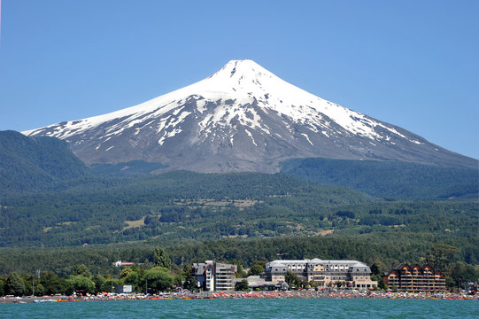 Vista de Pucon desde el lago Villarica, chile.