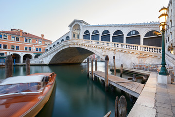 The Grand Canal and Rialto bridge in the early morning, nobody in Venice, Italy - obrazy, fototapety, plakaty