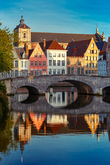 Vue panoramique sur la ville du canal de Bruges avec de belles maisons colorées médiévales, un pont et des reflets dans l& 39 heure d& 39 or du soir, Belgique