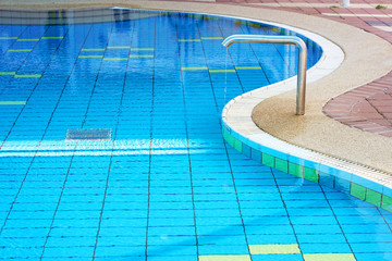 Obraz na płótnie Canvas Empty indoors Children's swimming pool, public swimming pool in fitess club. Children's swimming pool with sunny reflections.
