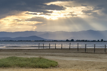 Últimos rayos de sol al atardecer, en la playa del Trabucador en El Parque Natural del Delta del Ebro