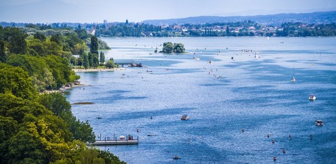 Panorama Blick über den schönen Bodensee im Sommer mit Booten 