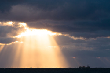 Naklejka na ściany i meble 雲間からの光