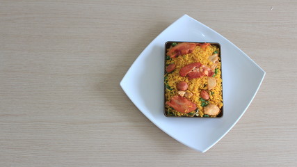 Arroz con carnes en plato