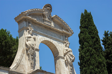 ANCIENT ROMAN ARCH