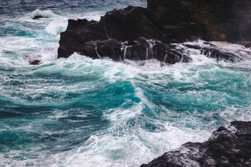 Stromy weather with big waves at rocky coastline of Oahu island, Hawaii. - obrazy, fototapety, plakaty