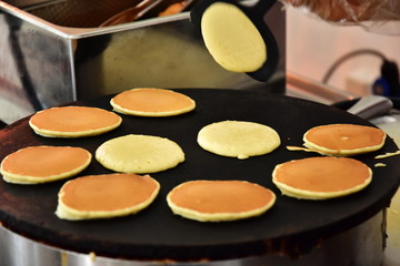 Fry the aladis in a restaurant in a large electric frying pan. Straight round aladis and pancakes