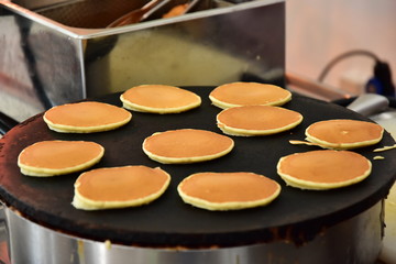 Fry the aladis in a restaurant in a large electric frying pan. Straight round aladis and pancakes