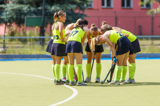 Women field hockey team before start of the game discussing strategy