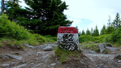 Kamień graniczny na polsko-czeskiej granicy w górach, Karkonoszach