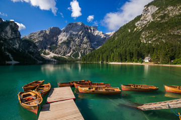 Splendido panorama alpino con le barche nel lago di Braies in Trentino Alto Adige