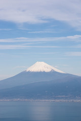 Fototapeta premium Góra Fuji i zatoka Suruga w sezonie zimowym w prefekturze Shizuoka. widziane z Mt. Daruyama, miasto Izu