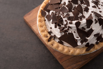 Obraz na płótnie Canvas chocolate cream pie with chocolate shavings