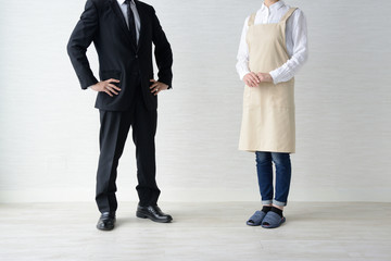 ビジネスマンと専業主婦世帯イメージ © takasu