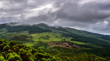 Blick aus Richtung Capelo zum Cabeco do Fogo auf Faial