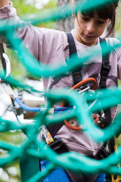 fille dans le filet du parc aventure
