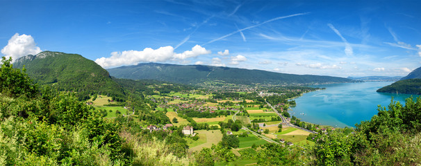 Fototapeta na wymiar view of Annecy lake in french Alps