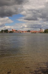 Fototapeta premium Müritzufer mit der Warener Altstadt am Horizont