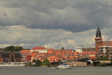 Obraz premium Blick auf Waren (Müritz) mit Marienkirche