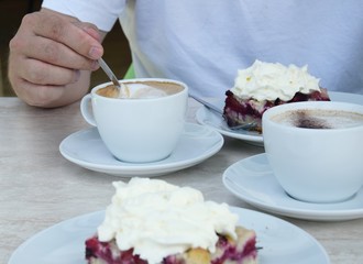 Kaffeetafel an einem warmen Sommertag im Freien