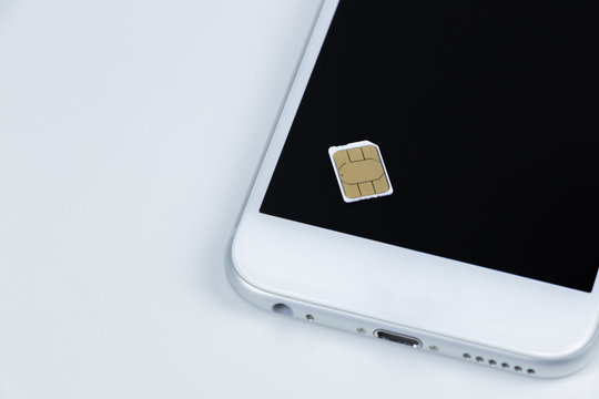 SIMカードとスマートフォン