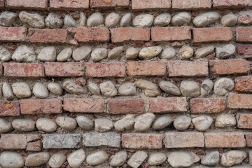 Muster mit Backsteinen und Flusssteinen