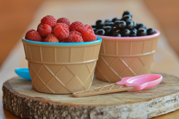 Малина и чёрная смородина в красивых креманках