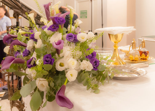 Fiori sull'altare per matrimonio
