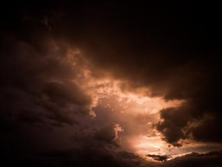 Österreich, Hörsching. Dunkle Wolken nach einem Gewitter am Himmel