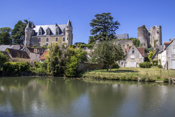 Fototapeta na wymiar Montrésor. Panoramique sur le château et les ruines de l'ancien château. Indre-et-Loire. Pays de Loire