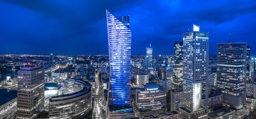 Fototapeta premium Panoramiczny widok na centrum Warszawy w nocy