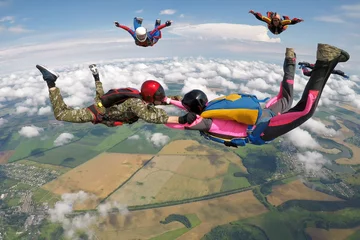 Poster Luchtsport Parachutisten maken een formatie in de lucht
