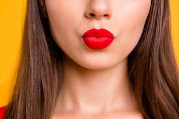 Fototapeta premium Bliska portret pół twarzy młodej kobiety z czerwonymi ustami piasku pocałunek na białym tle na jasnożółtym tle