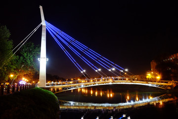 Obraz premium night bridge with lights across the river, Kharkov, Ukraine
