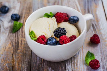Vanilla ice cream with berries