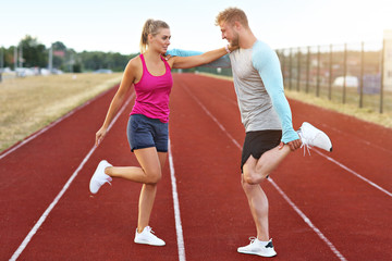 Obraz premium Man and woman racing on outdoor track