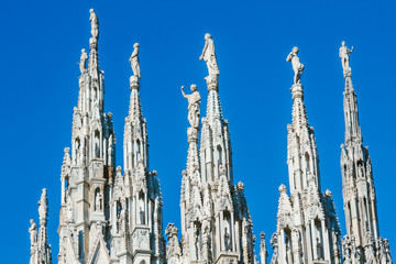 Guglie e statue sulla cima del Duomo di Milano, Italia