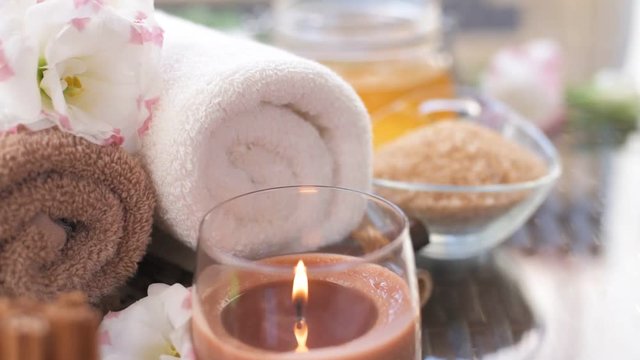 Cinemagraph - Spa still life with aromatic candles, flowers and towel. Spa set. Living foto.