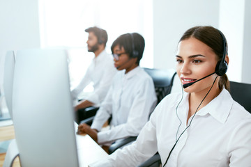 Call Center Agent Ð¡onsulting Client Online 