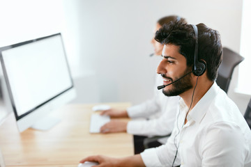 Contact Center Agent Consulting Customers Online