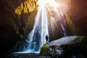 Foto auf Acrylglas Perfekte Aussicht auf den berühmten mächtigen Gljufrabui-Wasserfall im Sonnenlicht. © Leonid Tit